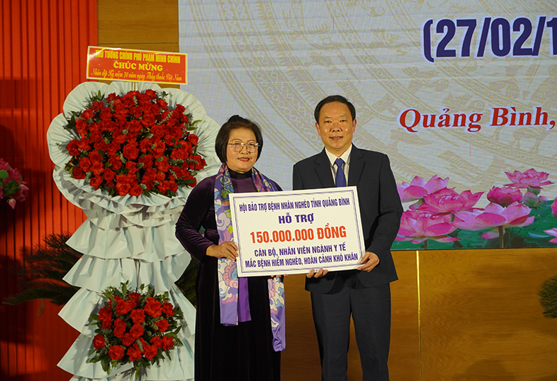 Hội Bảo trợ bệnh nhân nghèo tỉnh Quảng Bình đã trao tiền hỗ trợ.