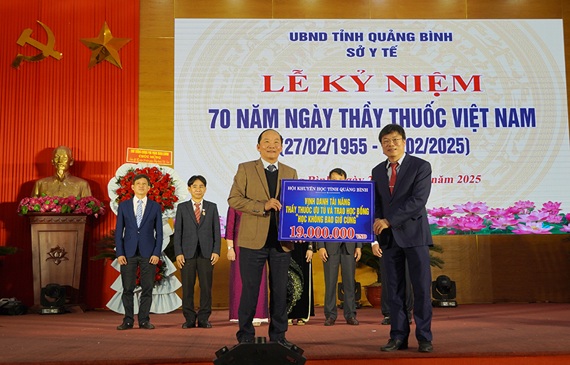 Hội Khuyến học tỉnh đã vinh danh các Thầy thuốc Ưu tú và trao học bổng “Học không bao giờ cùng”