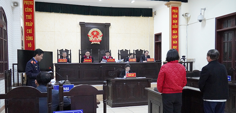 Hai bị cáo trước hội đồng xét xử.