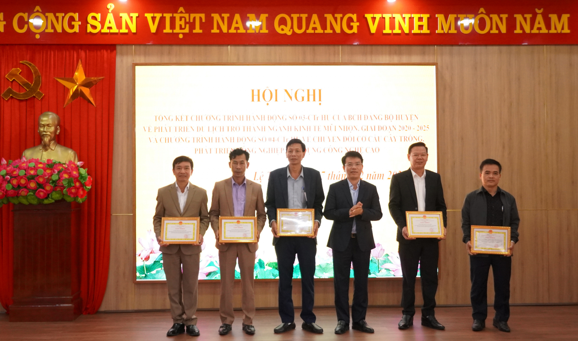 Đại diện lãnh đạo Huyện ủy huyện Lệ Thủy trao giấy khen cho các tập thể có thành tích trong thực hiện các chương trình hành động số 04.