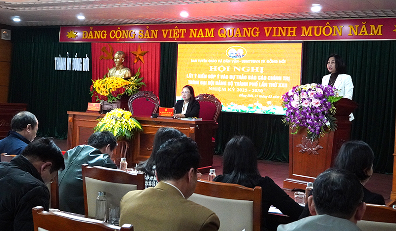 Đại diện lãnh đạo Ban Tuyên giáo và Dân vận Thành ủy đặt vấn đề hội nghị.