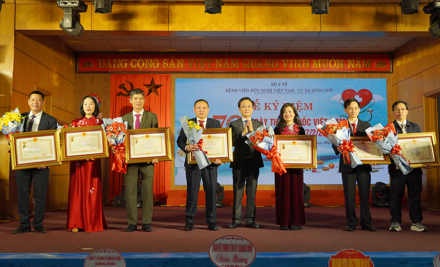Thừa ủy quyền của Chủ tịch nước CHXHCN Việt Nam, đồng chí Phó Chủ tịch UBND tỉnh Hoàng Xuân Tân đã trao danh hiệu Thầy thuốc Ưu tú cho các cá nhân.