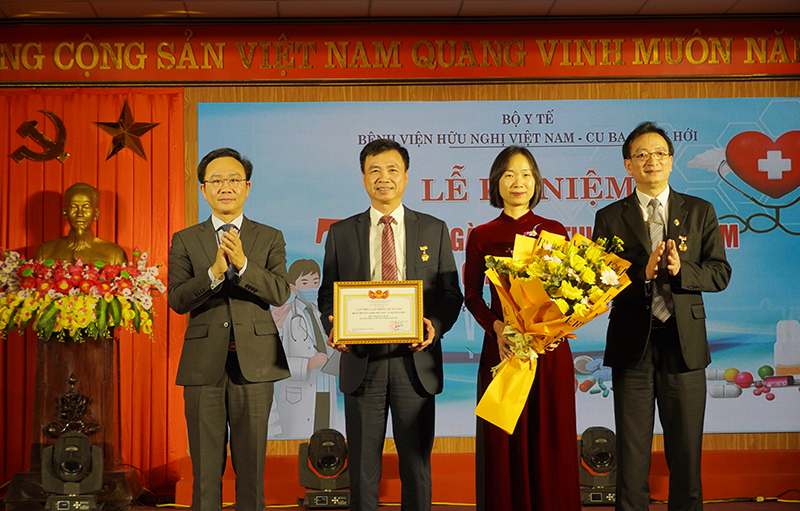 Thừa ủy quyền của Bộ Y tế, đồng chí Phó Chủ tịch UBND tỉnh Hoàng Xuân Tân trao 