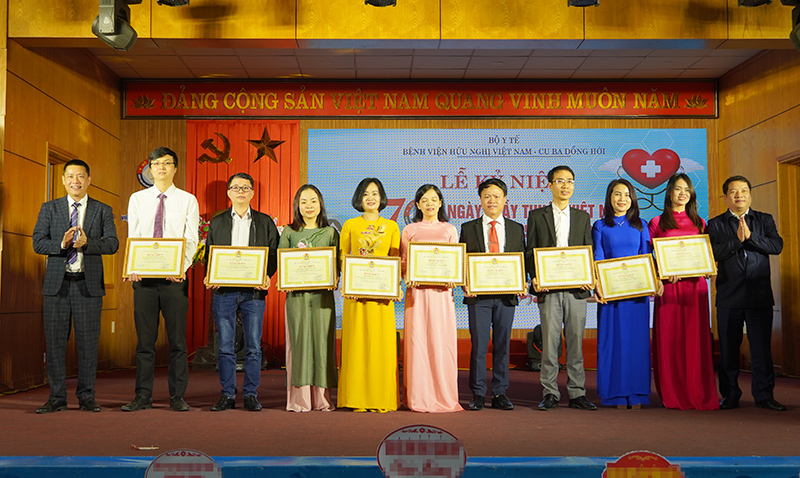 Trao tặng bằng khen của Ban Chấp hành Công đoàn Y tế Việt Nam cho các cá nhân.