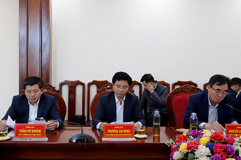 Các đồng chí lãnh đạo tỉnh tại buổi làm việc.