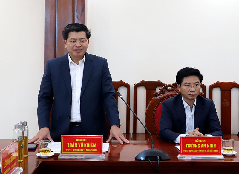 Đồng chí Trần Vũ Khiêm, Ủy viên Ban Thường vụ, Trưởng ban Tổ chức Tỉnh ủy phát biểu tại buổi làm việc.