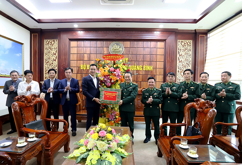 Đồng chí Bí thư Tỉnh ủy Lê Ngọc Quang và các đồng chí lãnh đạo tỉnh tặng hoa chúc mừng lực lượng BĐBP tỉnh.