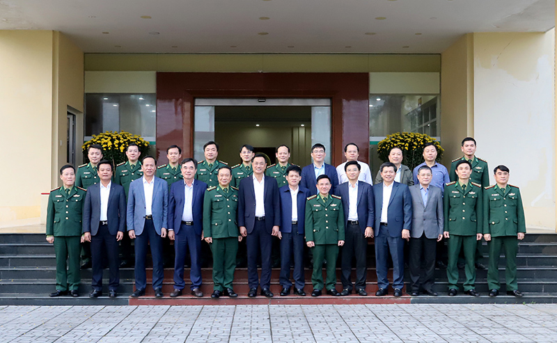 Đồng chí Bí thư Tỉnh ủy Lê Ngọc Quang và các đồng chí lãnh đạo tỉnh chụp ảnh lưu niệm cùng lực lượng BĐBP tỉnh.