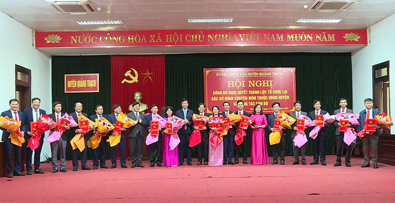Lãnh đạo huyện Quảng Trạch  quyết định bổ nhiệm cho các Trưởng phòng, Phó Trưởng phòng vừa được bổ nhiệm.