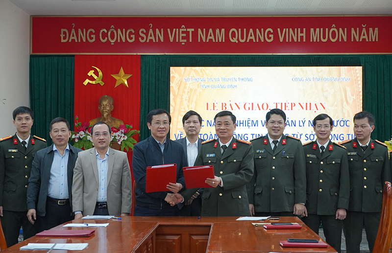Lãnh đạo Công an tỉnh, Sở Thông tin và Truyền thông ký kết biên bản bàn giao, tiếp nhận nhiệm vụ quản lý nhà nước về an toàn thông tin mạng.