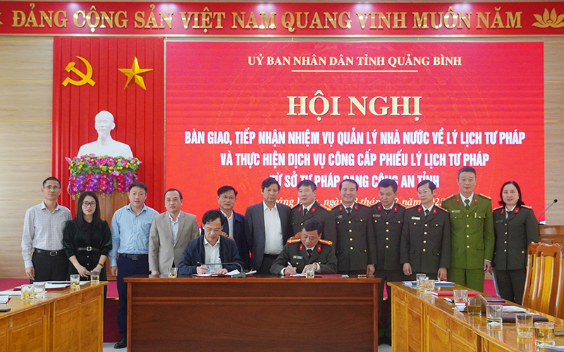 Lãnh đạo Sở Tư pháp và Công an tỉnh ký kết biên bản bàn giao, tiếp nhận nhiệm vụ
