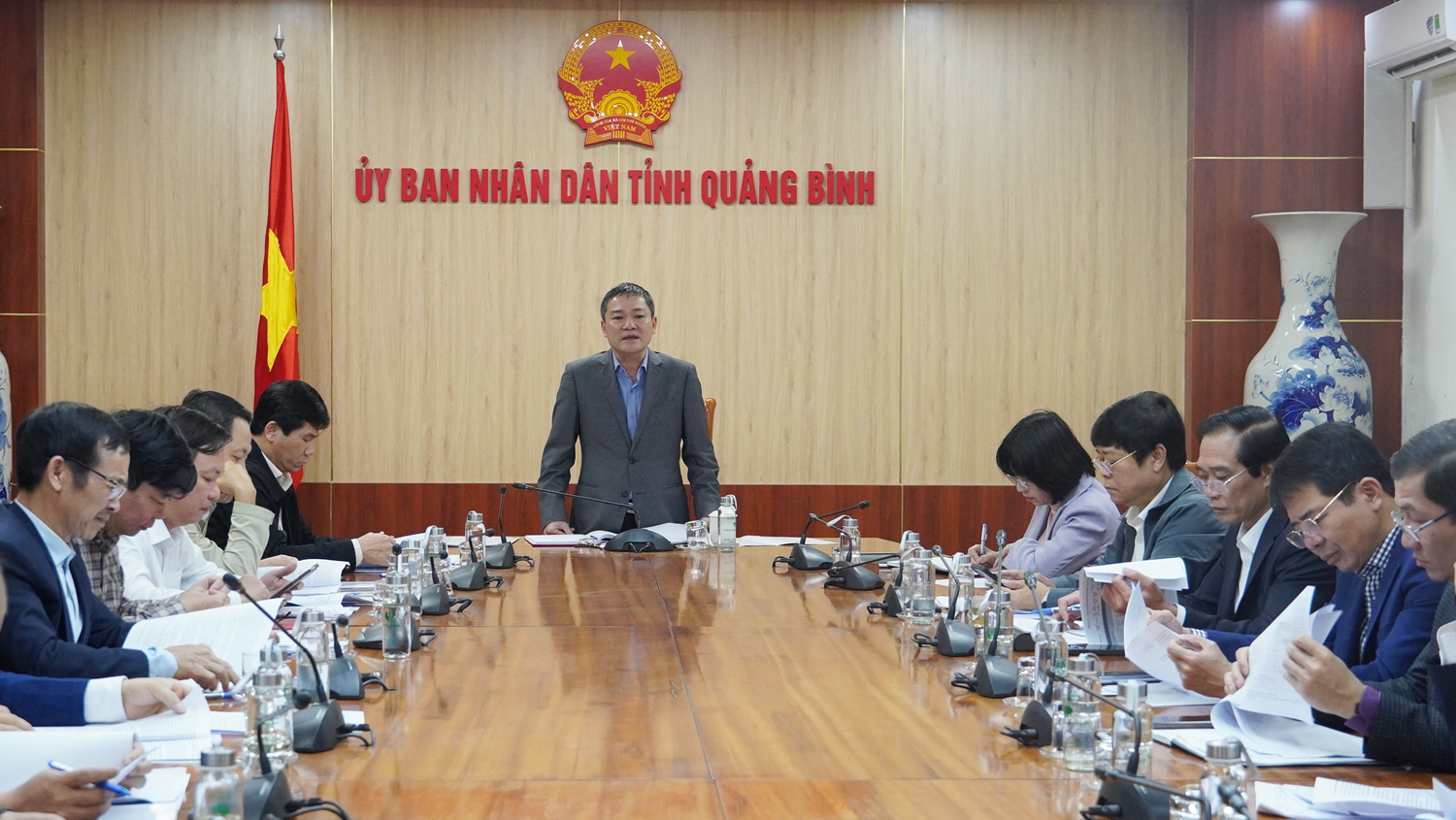 Đồng chí Phó Chủ tịch UBND tỉnh Phan Phong Phú chủ trì cuộc họp.