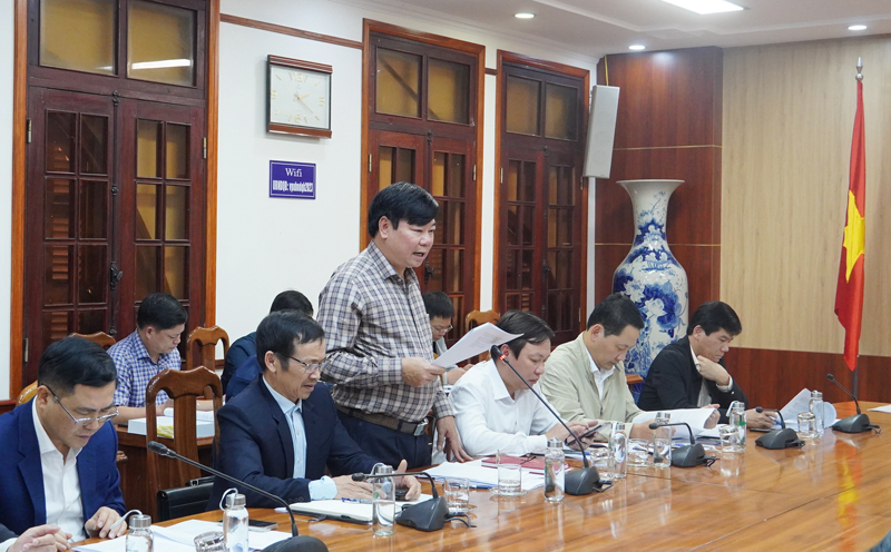 Lãnh đạo Quỹ Phát triển đất tỉnh báo cáo về tình hình chỉ tiêu thu tiền sử dụng đất.