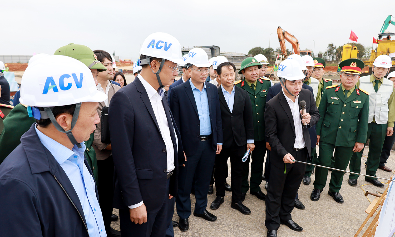 Đồng chí Bí thư Tỉnh ủy Lê Ngọc Quang kiểm tra tiến độ các dự án tại Cảng hàng không Đồng Hới.