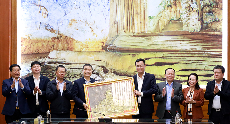 Các đồng chí lãnh đạo tỉnh tặng quà cho lãnh đạo Tổng công ty Cảng hàng không Việt Nam.