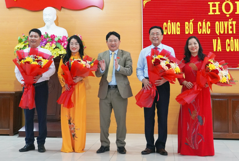 Lãnh đạo Huyện ủy Quảng Ninh tặng hoa chúc mừng các đồng chí được bổ nhiệm giữ chức vụ lãnh đạo Ban Tuyên giáo và Dân vận Huyện ủy.