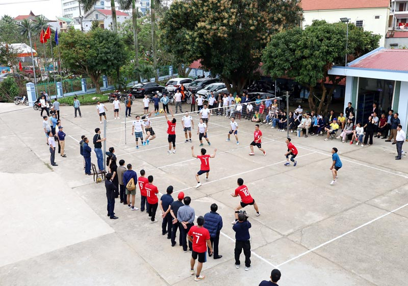 Các vận động viên tham gia tranh tài ở môn bóng chuyền