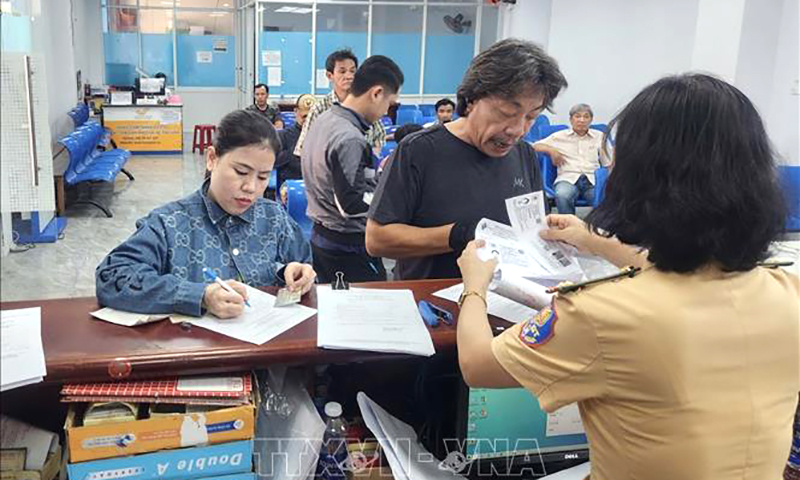 Người dân thực hiện các thủ tục cấp mới, đổi và cấp lại giấy phép lái xe tại trụ sở tại số 252 Lý Chính Thắng, phường 9 (Quận 3, TP Hồ Chí Minh). Ảnh: Mạnh Linh/TTXVN