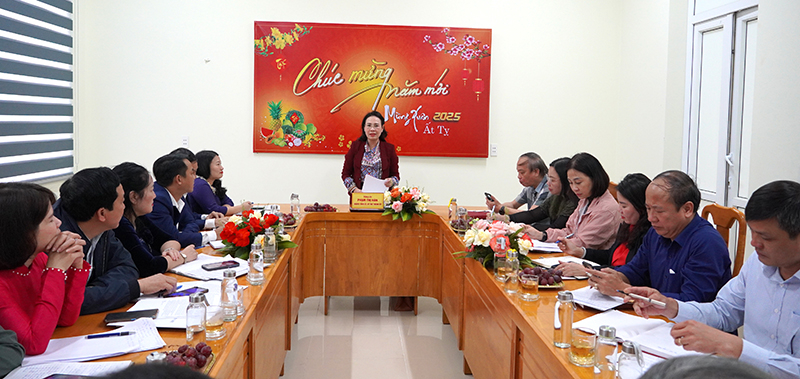 Đồng chí Bí thư Thành ủy Đồng Hới Phạm Thị Hân kết luận tại buổi làm việc.