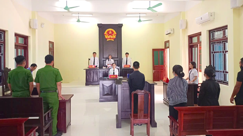 Trợ giúp viên pháp lý tham gia phiên tòa bào chữa người chưa thành niên phạm tội.