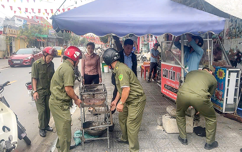 Nhiều tuyến đường bị hẹp lại do người dân buôn bán hàng rong, quán cóc.