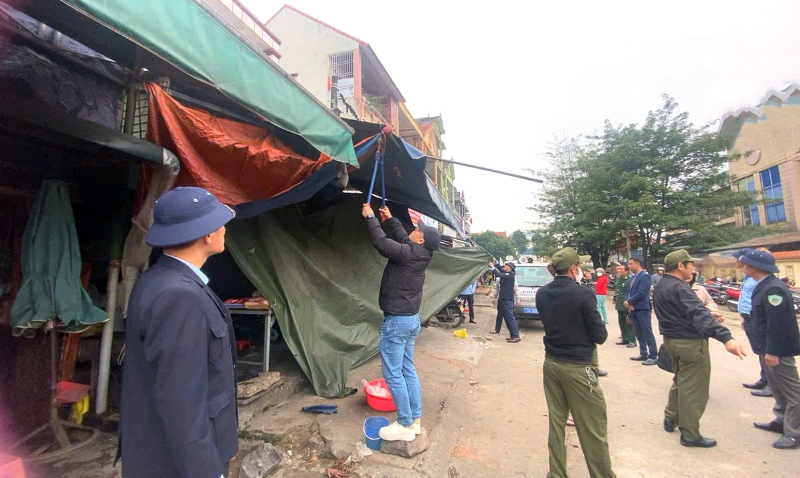 Lực lượng chức năng tăng cường xử lý, chấn chỉnh tình trạng lấn chiếm vỉa hè.