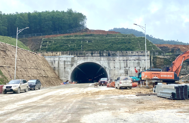 Các nhà thầu đẩy nhanh tiến độ thi công tại nút giao thông Quốc lộ 12C, thuộc dự án thành phần đoạn Vũng Áng-Bùng.