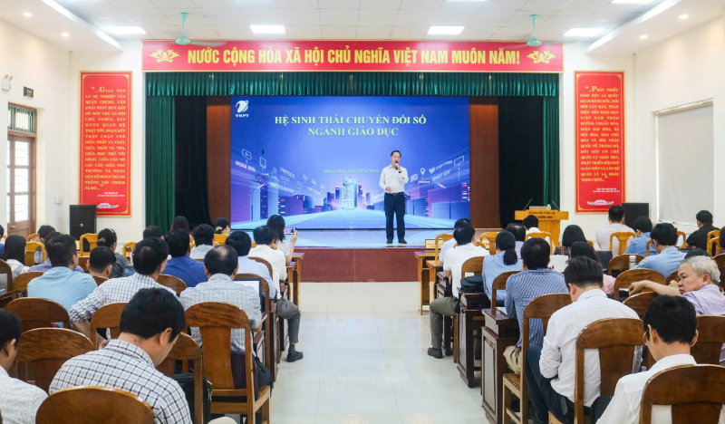 Sở Giáo dục-Đào tạo Quảng Bình tập huấn chuyển đổi số cho bộ ngũ cán bộ quản lý.     Ảnh:  A.Tuấn