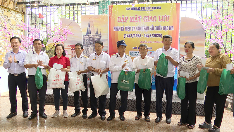 Ngân hàng Đầu tư và Phát triển Bắc Quảng Bình trao quà cho các cựu binh Gạc Ma.