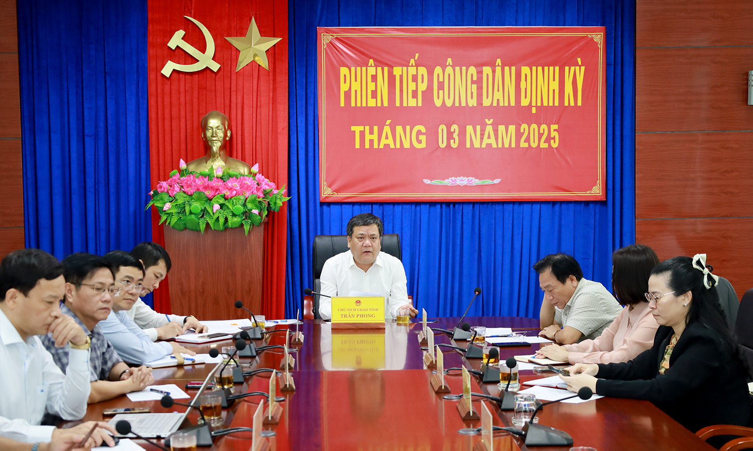 Đồng chí Chủ tịch UBND tỉnh Trần Phong lắng nghe, nắm bắt các vấn đề kiến nghị, phản ánh của công dân.