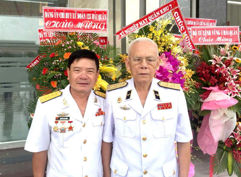 Đại tá Nguyễn Văn Dưỡng với Phó Đô đốc, nguyên Tư lệnh Quân chủng Hải quân Mai Xuân Vĩnh.