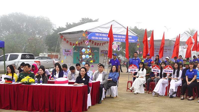 Các đại biểu dự lễ.