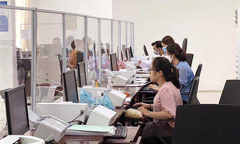 Cán bộ công chức, viên chức giải quyết thủ tục hành chính tại bộ phận một cửa. Ảnh minh họa: TTXVN