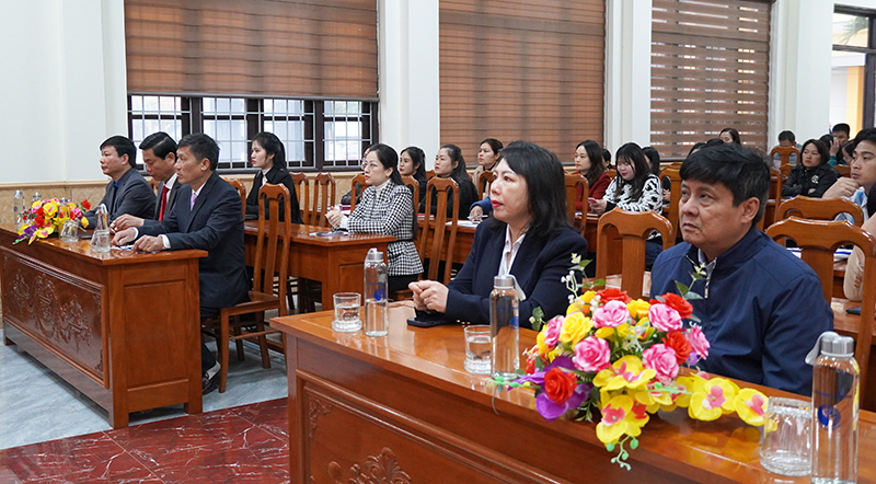 Các đại biểu dự lễ khai giảng.