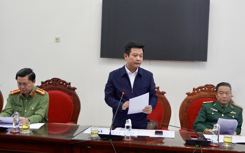 Lãnh đạo Sở Nông nghiệp và Môi trường báo cáo tình hình triển khai xóa nhà tạm, nhà dột nát trên địa bàn tỉnh thời gian qua.