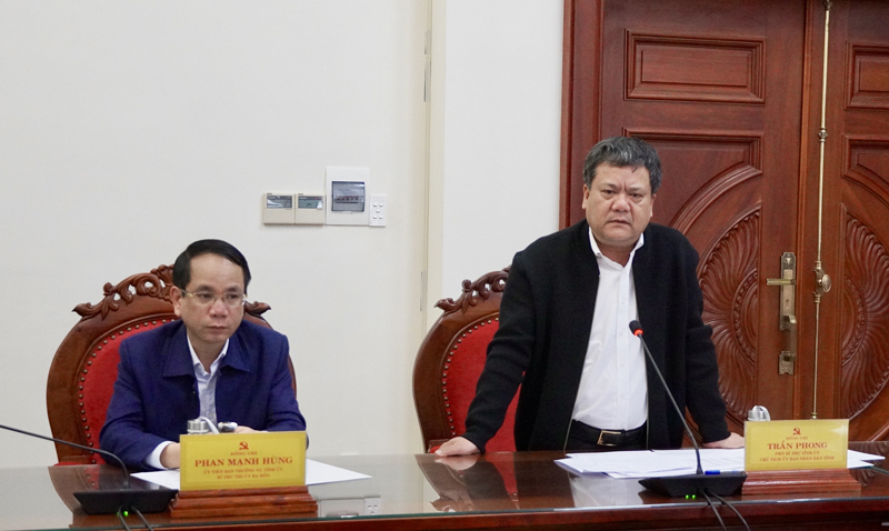 Đồng chí Chủ tịch UBND tỉnh Trần Phong phát biểu tại phiên họp.