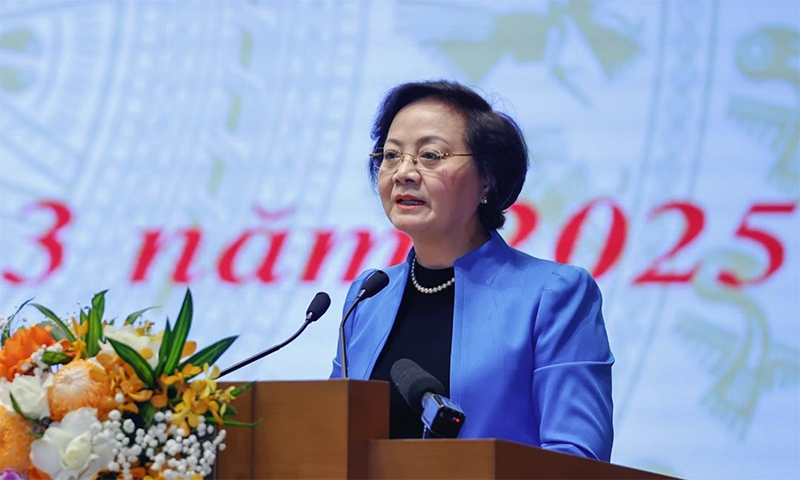 Bộ trưởng Bộ Nội vụ Phạm Thị Thanh Trà báo cáo kết quả thực hiện các nhiệm vụ về cải cách hành chính - Ảnh: VGP/Nhật Bắc