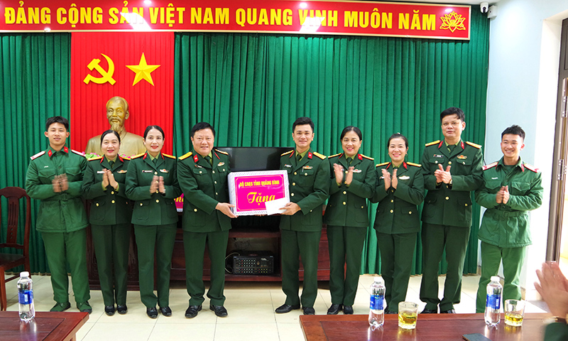 Đại diện Thủ trưởng Bộ CHQS tỉnh tặng quà Trung đội Đảo La.