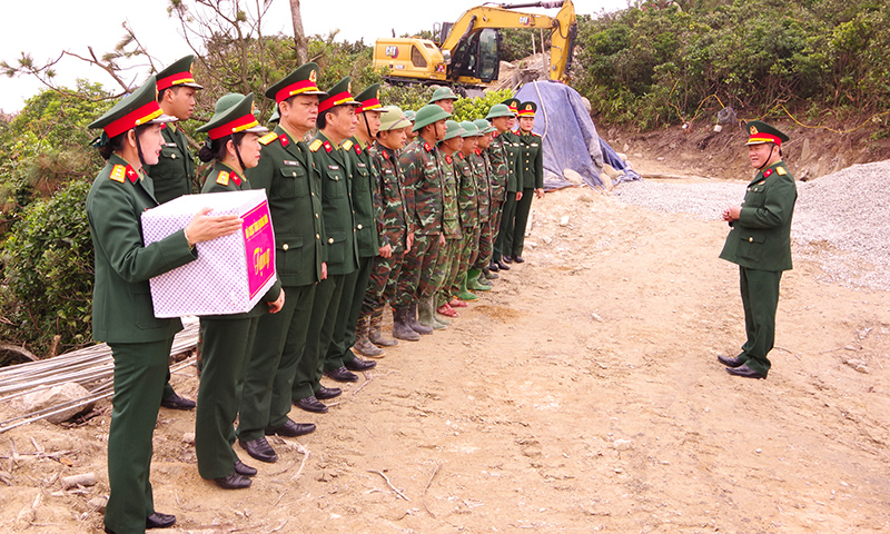 Đại diện Thủ trưởng Bộ CHQS tỉnh động viên, tặng quà Trung đội Công binh, Phòng Tham mưu.