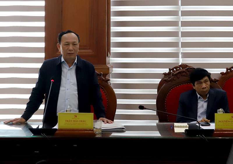 Đồng chí Trần Hải Châu, Phó Bí thư Thường trực Tỉnh ủy, Chủ tịch HĐND tỉnh phát biểu tại phiên họp.
