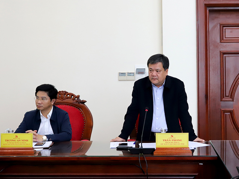 Đồng chí Trần Phong, Phó Bí thư Tỉnh ủy, Chủ tịch UBND tỉnh phát biểu tại phiên họp.