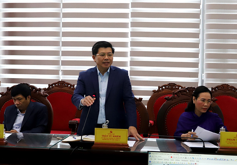 Đồng chí Trần Vũ Khiêm, Ủy viên Ban Thường vụ, Trưởng ban Tổ chức Tỉnh ủy phát biểu tại phiên họp.