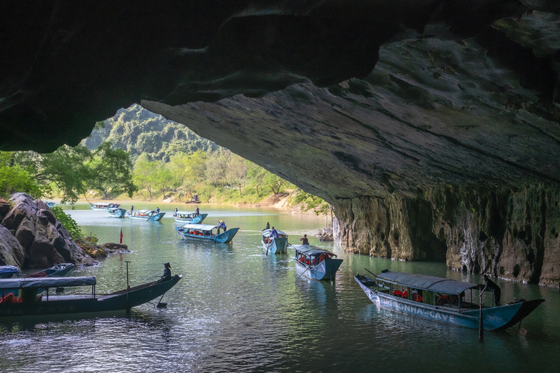 Du khách trải nghiệm tham quan động Phong Nha-Tiên Sơn.