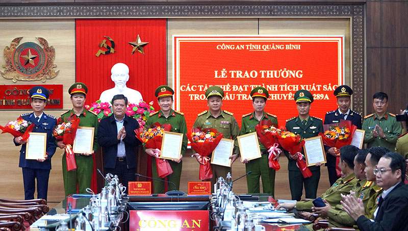 Đồng chí Chủ tịch UBND tỉnh Trần Phong và đồng chí Đại tá, Giám đốc Công an tỉnh Nguyễn Thanh Liêm khen thưởng các lực lượng tham gia chuyên án