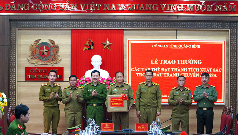 Lãnh đạo Công an tỉnh Quảng Bình tặng quà cho Công an tỉnh Khăm Muồn