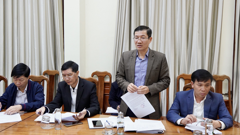 Lãnh đạo Sở Xây dựng báo cáo tình hình triển khai Đề án hỗ trợ nhà ở cho người có công và thân nhân liệt sỹ.