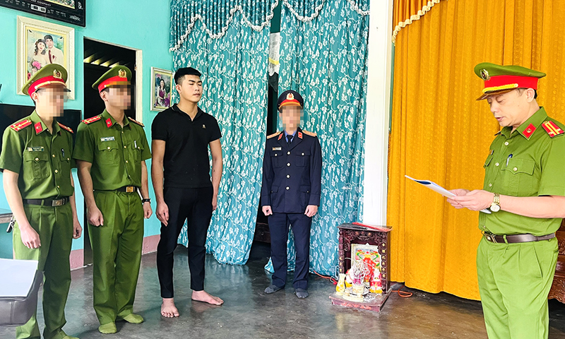 Tống đạt các quyết định đối với Phạm Văn Quân về tội tham ô tài sản.