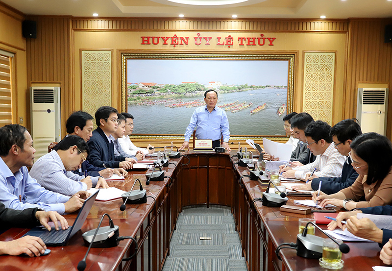 Đồng chí Phó Bí thư Thường trực tỉnh ủy Trần Hải Châu làm việc với Thường trực Huyện ủy Lệ Thủy.