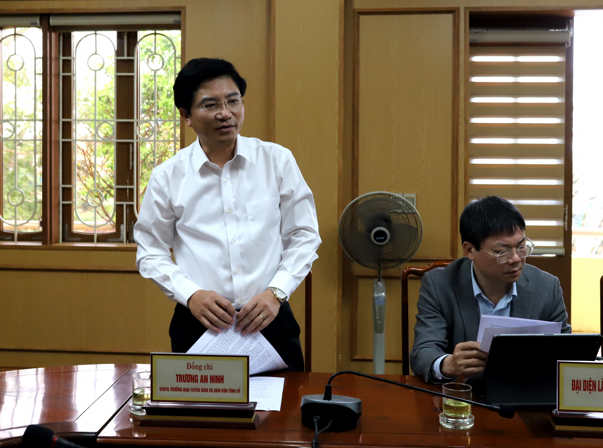 Đồng chí Trương An Ninh, Ủy viên Ban Thường vụ, Trưởng ban Tuyên giáo và Dân vận Tỉnh ủy phát biểu tại buổi làm việc.