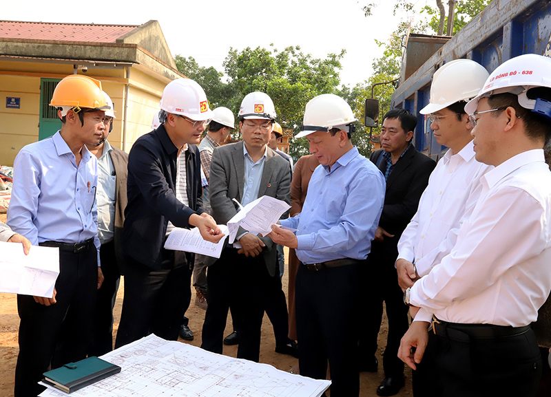 Đồng chí Phó Bí thư Thường trực tỉnh ủy Trần Hải Châu kiểm tra tiến độ thi công Khu kỹ thuật và điều trị liên chuyên khoa, BVĐK huyện Lệ Thủy.